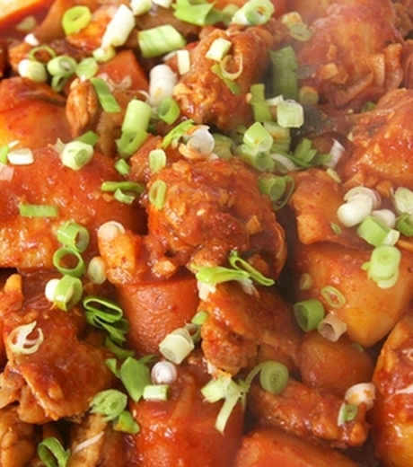 პიკანტურად ჩაშუშული ქათამი კორეული სამზარეულოდან. ამ გემრიელად ქათმის კერძს დაკდორითანგს უწოდებენ.